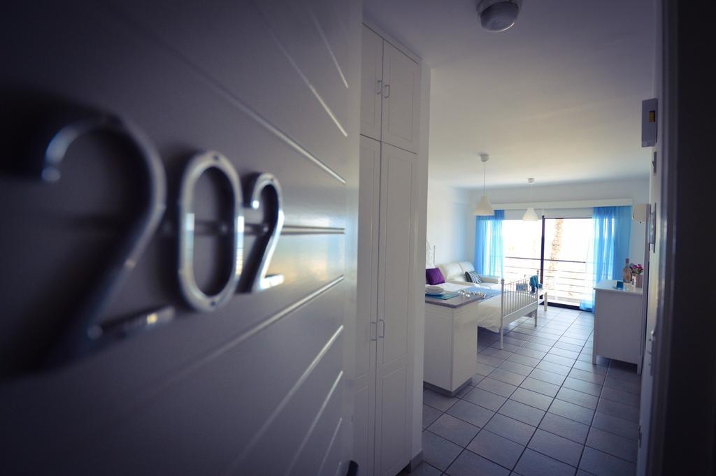 Krasas Beach Apartment Rentals Larnaca Room photo